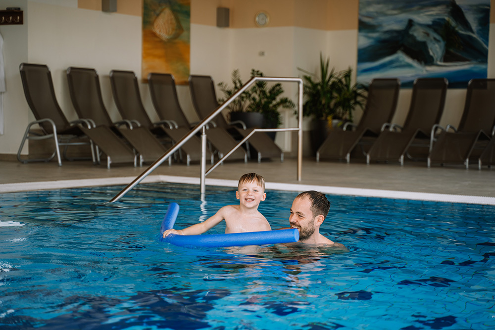 Planschen im Indoor-Pool beim Österreich Skiurlaub mit Kindern