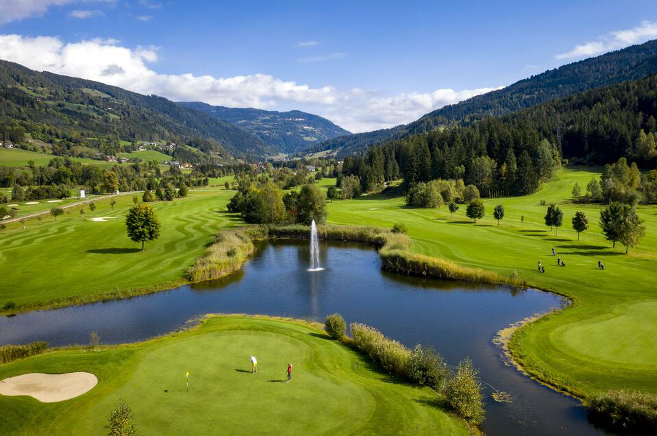 Blick auf den idyllischen Golfplatz beim Golfurlaub Österreich