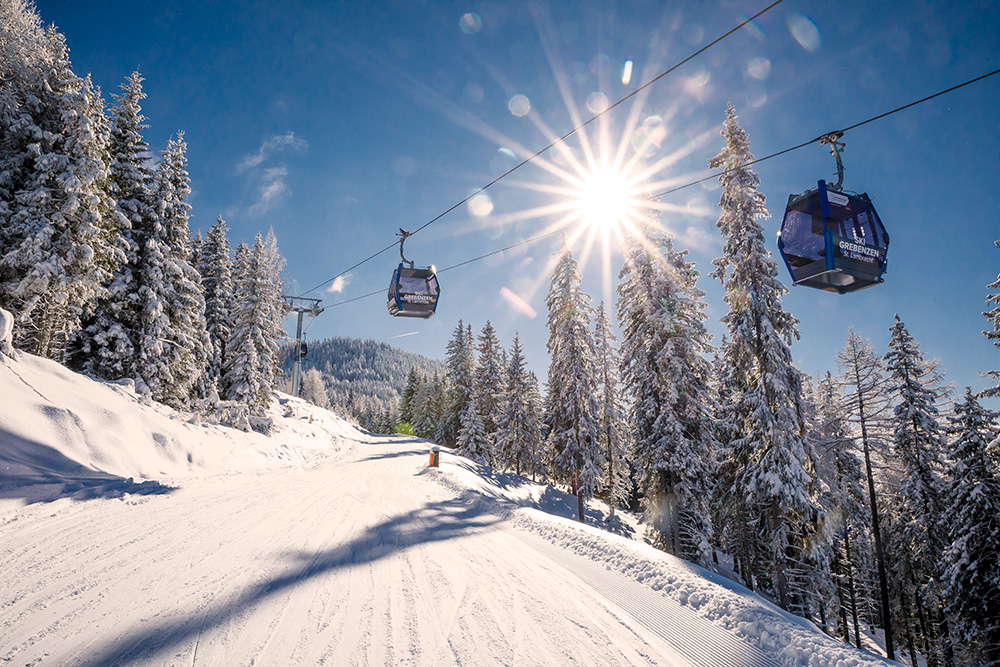 Blick auf die 10er Gondel im Skigebiet Grebenzen beim Skiurlaub Österreich