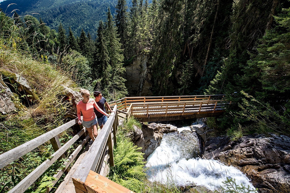 Wandern zum Günster Wasserfall beim Sommerurlaub in Österreich