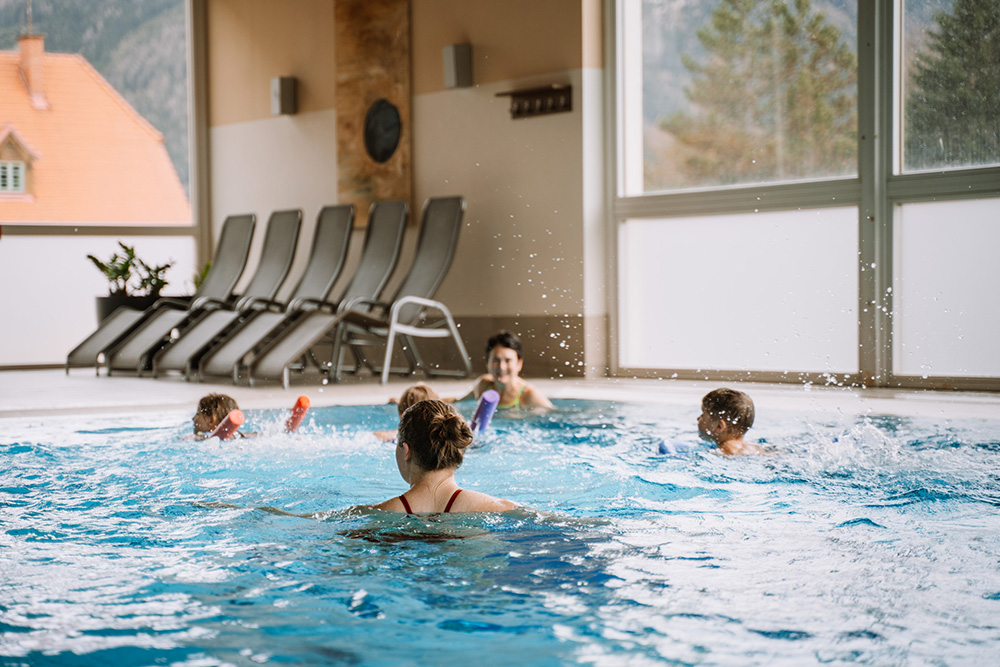 Kinder planschen im Hallenbad des Auszeit Hotels beim Familienurlaub in der Steiermark