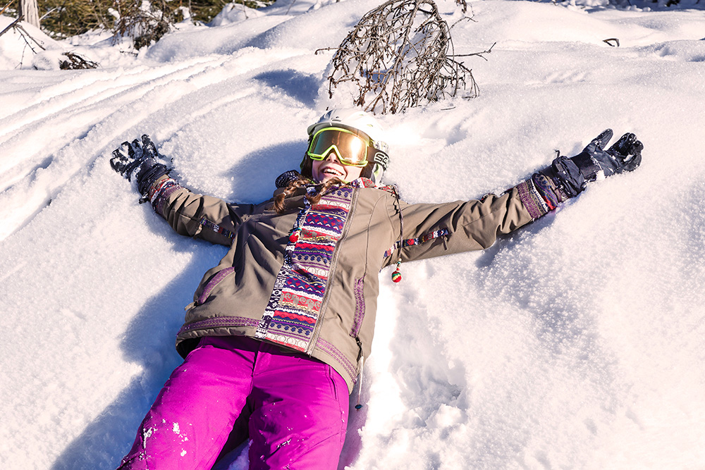 Kind im Schnee beim Österreich Skiurlaub mit Kindern