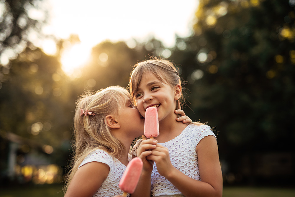 Kinder beim Eisessen im Urlaub in der Steiermark