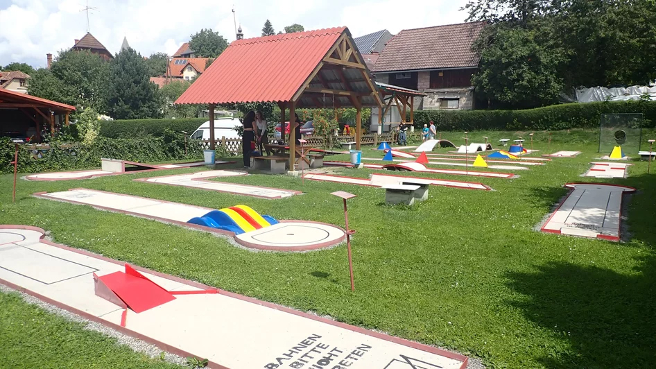 Blick auf die Minigolfanlage beim Knappenwirt – Sommerurlaub mit Kindern Österreich