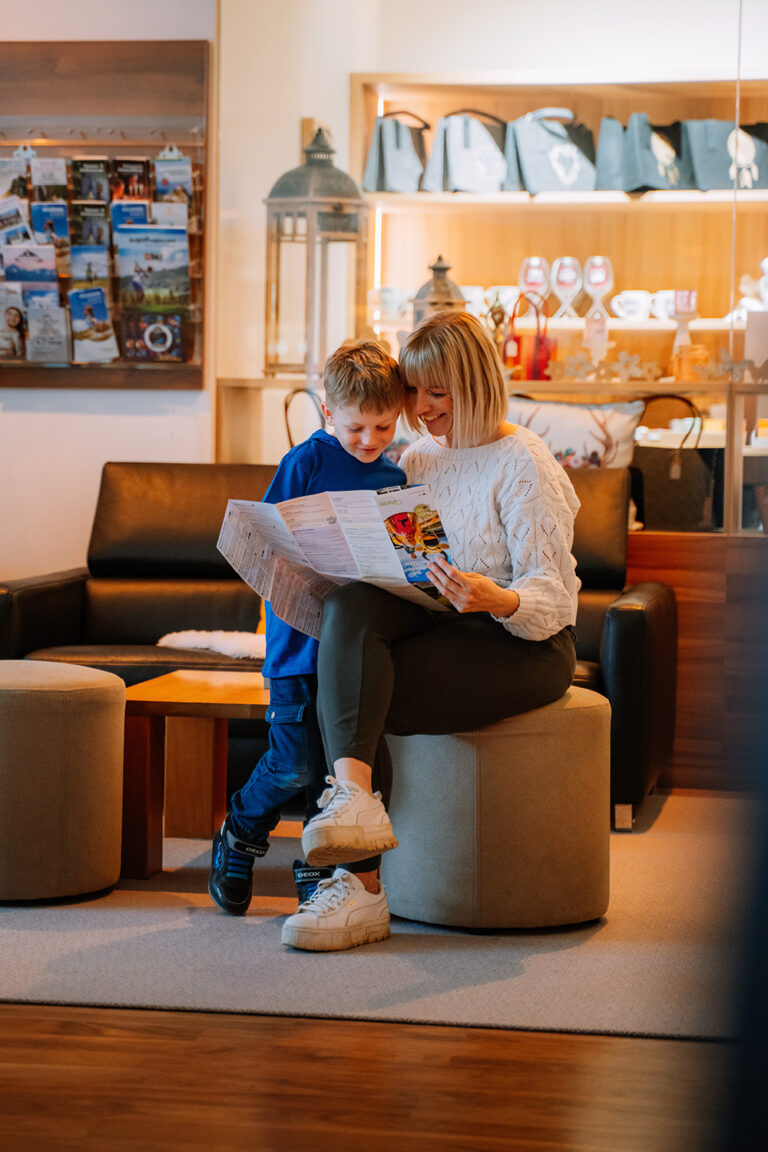 Familie entdeckt die Rätsel-Rallye im Auszeit ****Hotel