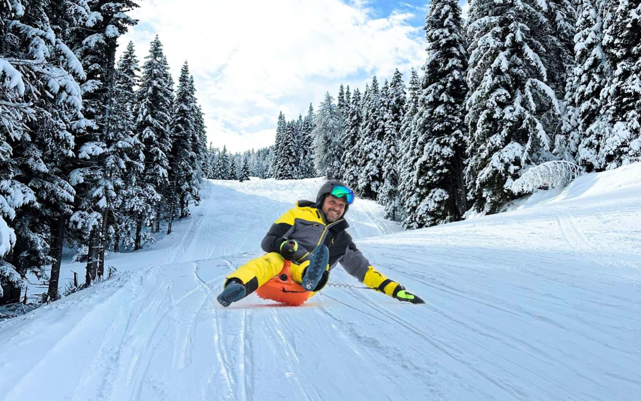 Mann auf Scoop Jet flitzt über die Piste im Skigebiet Grebenzen