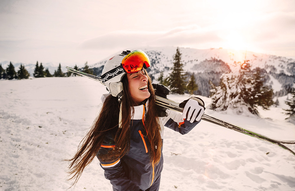Skifahrerin hat Spaß beim Skiurlaub Österreich
