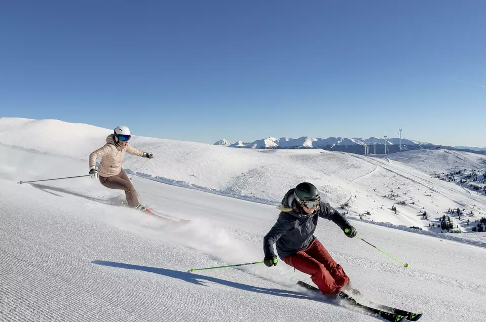 Skifahrer im Skigebiet Lachtal beim Skiurlaub Österreich
