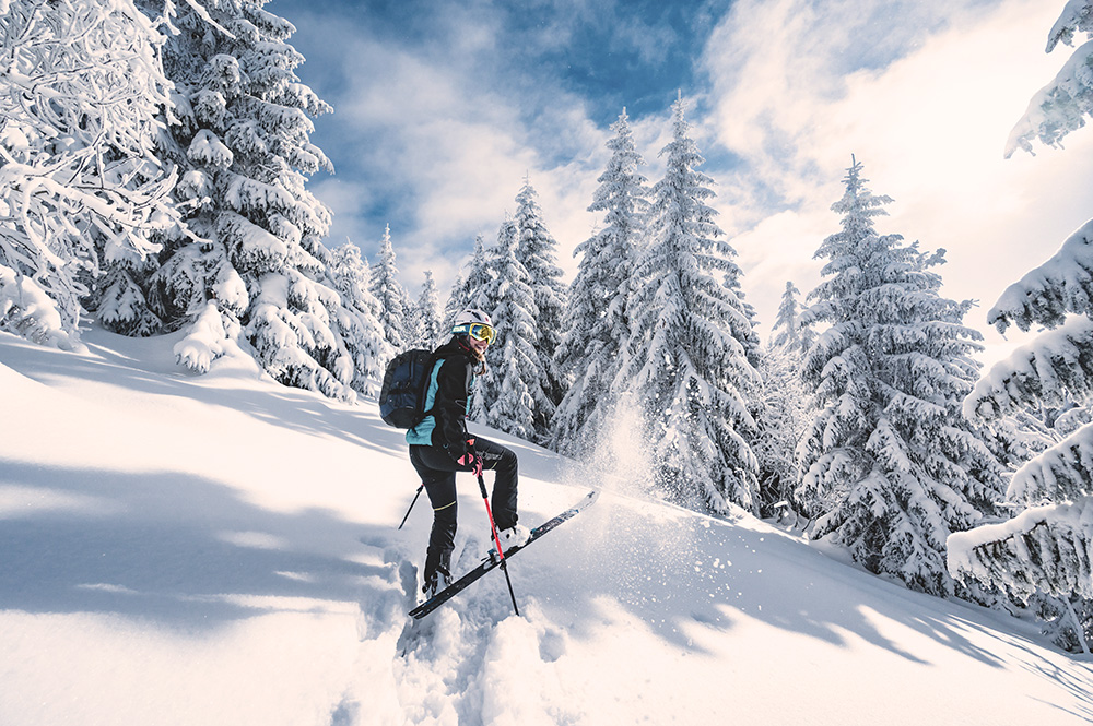 Skifahrer auf der Piste beim Skiurlaub Österreich