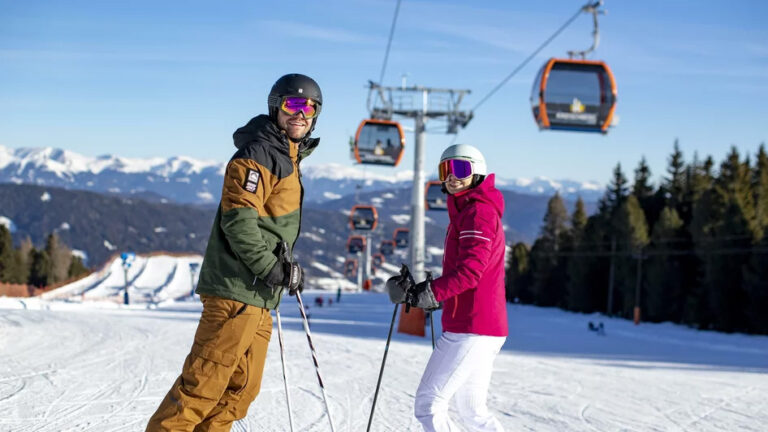 Skifahrer im Skigebiet Kreischberg beim Skiurlaub Österreich