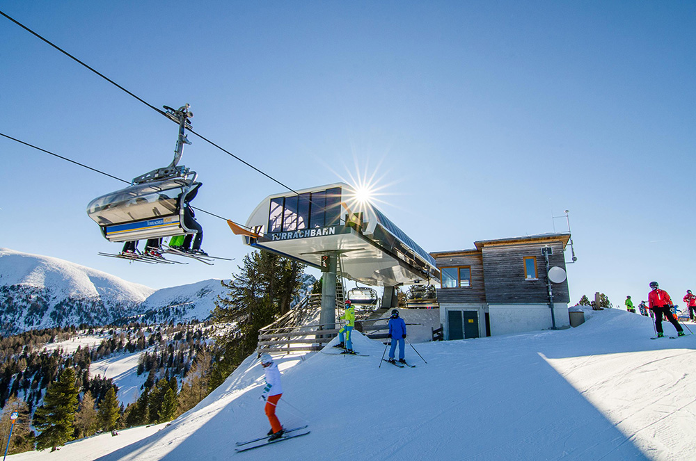Skifahrer im Skigebiet Turracher Höhe beim Skiurlaub Österreich