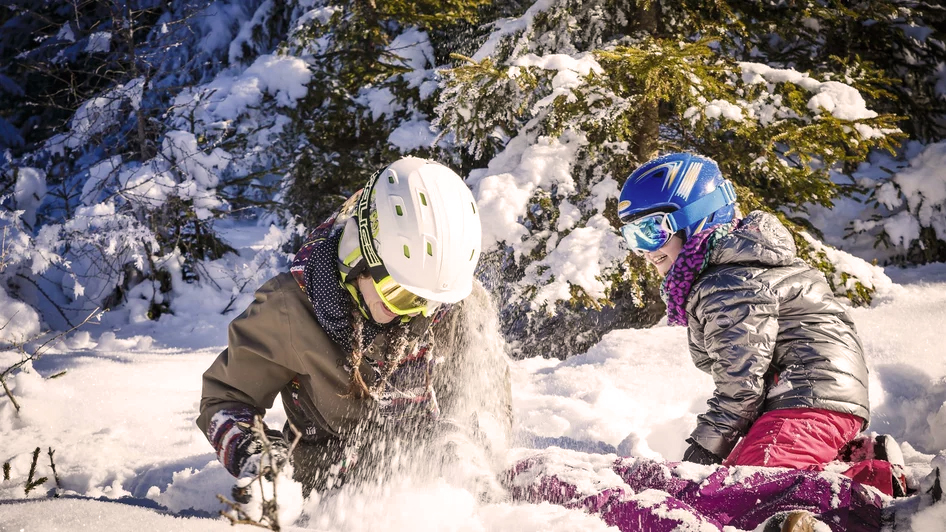 Spaß im Schnee beim Österreich Skiurlaub mit Kindern