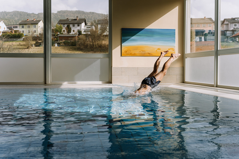 Hotelgast springt in den Indoor-Pool im Auszeit Hotel