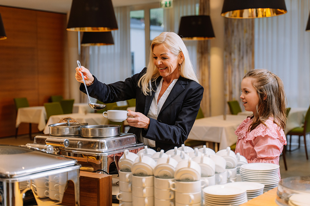 Familie beim Abendessen im Auszeit ****Hotel in der Steiermark